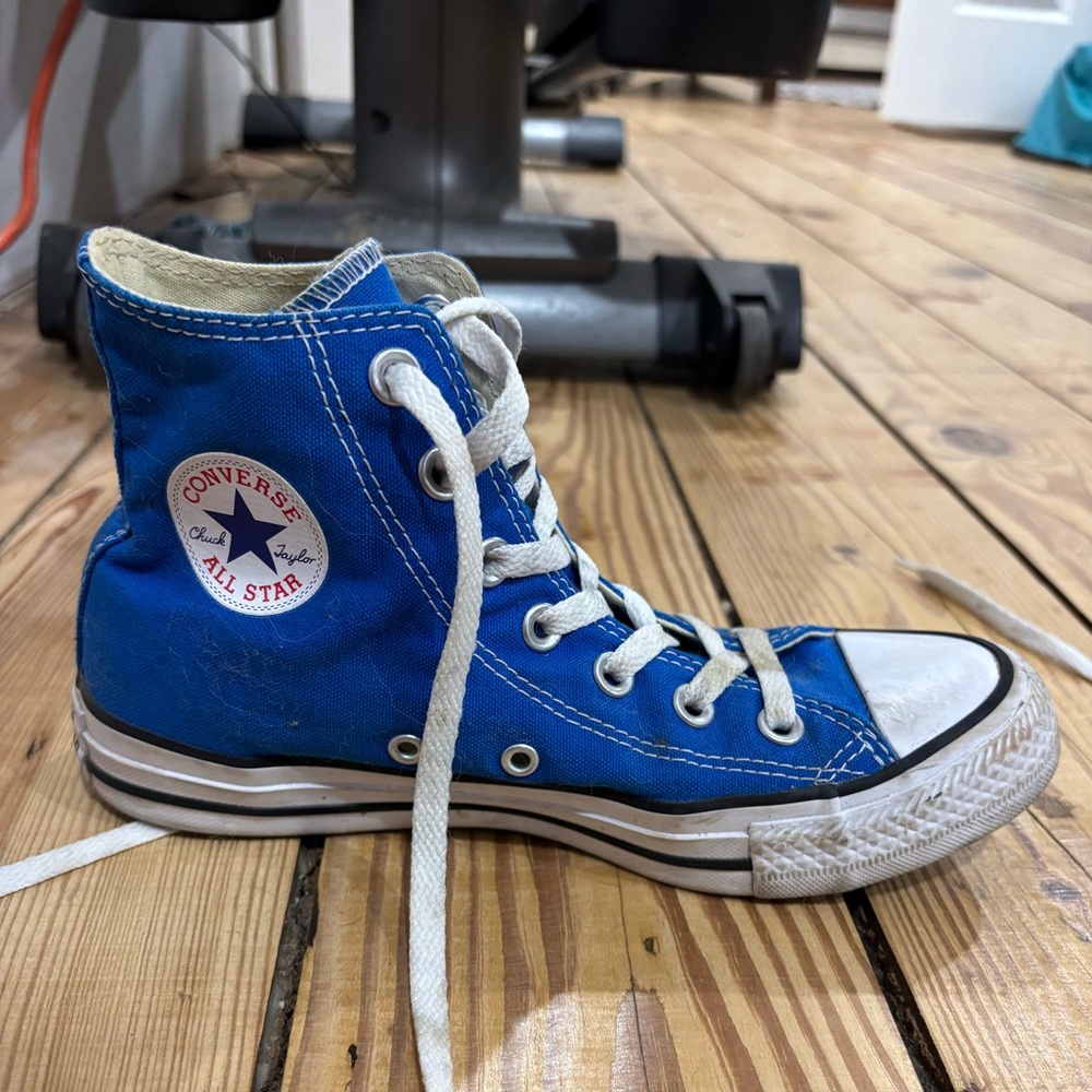 Converse Women’s 6 Men’s 4